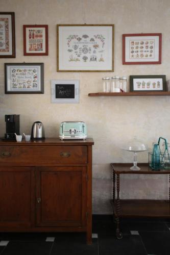 热那亚Dimora Caffaro的客房设有木制橱柜和桌子。