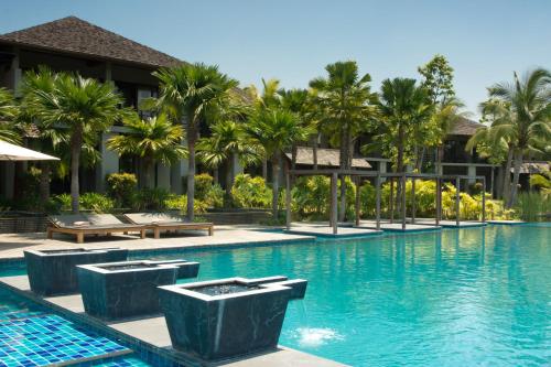 彭世洛帕坦拉Spa度假酒店的棕榈树度假村的游泳池