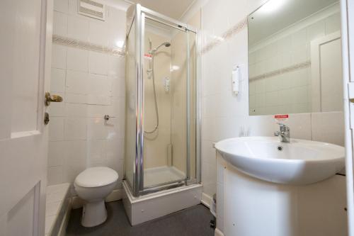 爱丁堡Hampton Hotel by Greene King Inns的一间带水槽、淋浴和卫生间的浴室