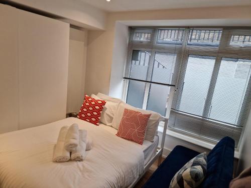 伦敦Lovely 1-Bed Apartment in London的一间卧室配有带毛巾的床