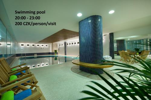 布拉格EA朱莉斯酒店的带游泳池的客房