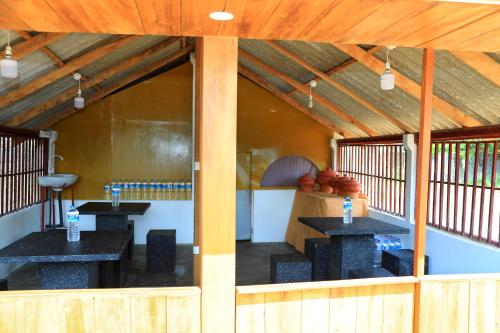 亭可马里White Diamond Resort的拥有木天花板的建筑中设有2张桌子的房间