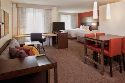 波林布鲁克芝加哥博林布鲁克玛丽瑞特瑞丽顿斯宾馆的酒店客房设有床和客厅。