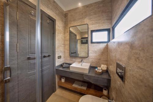 萨潘贾ON7 Sapanca Private的一间带水槽和镜子的浴室