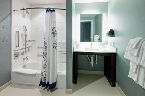 克利尔沃特克利尔沃特海滩万豪酒店的带淋浴和盥洗盆的浴室