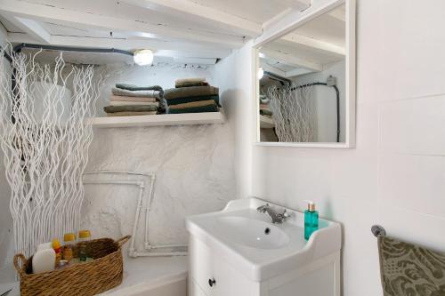 克鲁兹·德·特赫达Casa Cueva Tejeda 2 dorm的一间带水槽和镜子的浴室