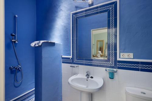 马赫El Piccolo的蓝色的浴室设有水槽和镜子