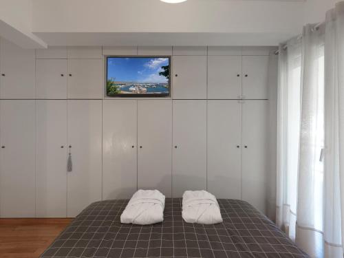 瓦里Varkiza sea view apartment的卧室配有一张床铺,墙上配有电视