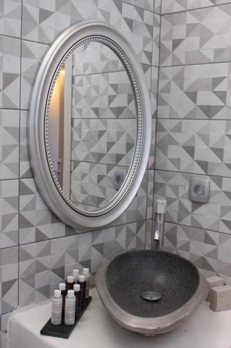 安坡里奥圣托里尼AB Green Living Santorini的一间带水槽和镜子的浴室