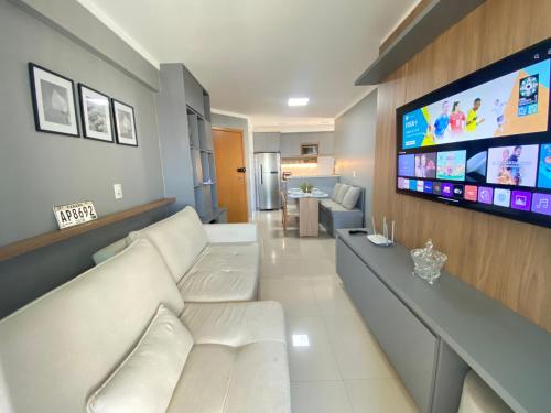 戈亚尼亚Luxuoso 2Q St Bueno - 3101的客厅配有白色沙发和平面电视。