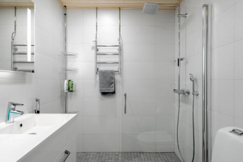 赫尔辛基Nice studio apartment on a pedestrian street的带淋浴和盥洗盆的白色浴室