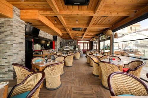 圣保罗湾城Ushuaia Playa Xemxija Boutique Hotel的餐厅里一排桌椅