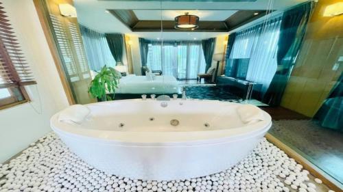 北芭堤雅Yizen Beachfront Seaview Villa的一间大浴室,内设一个白色浴缸