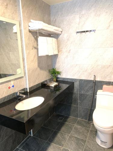 金宁乡金门幸福渡假行馆的一间带水槽和卫生间的浴室
