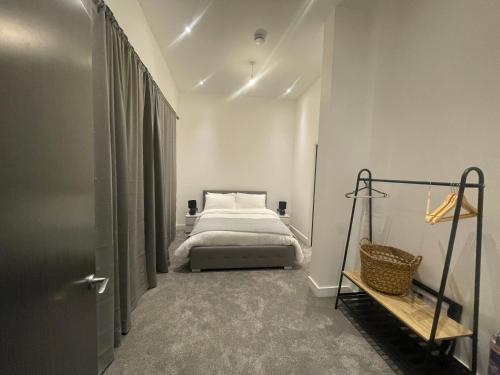 萨顿Luxury 2 bedroom Flat Sutton的一间白色客房内的床铺卧室