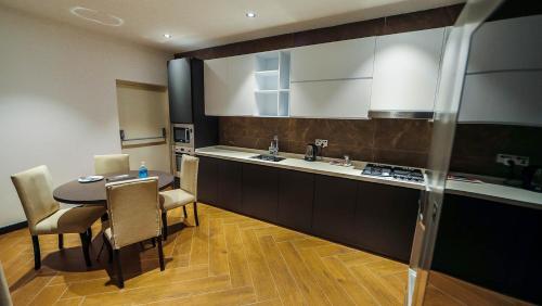 巴格达Al-Burhan Hotel的厨房配有桌子、水槽和台面