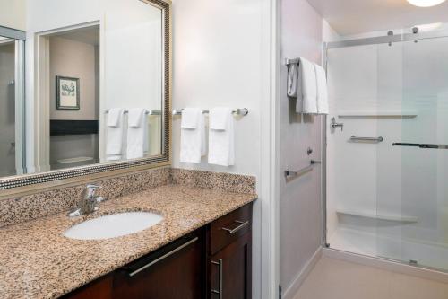 圣露西港圣露西港原住客栈的浴室配有盥洗盆和带镜子的淋浴