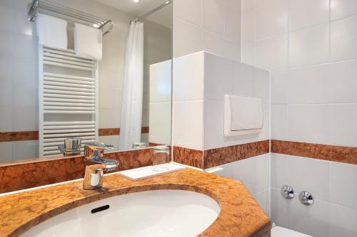 马格德堡ACHAT Hotel Magdeburg的一间带水槽和镜子的浴室