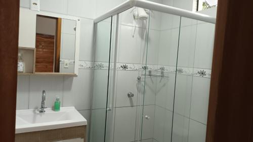 布卢梅瑙Suíte privativa 11km vila germânica的带淋浴和盥洗盆的浴室