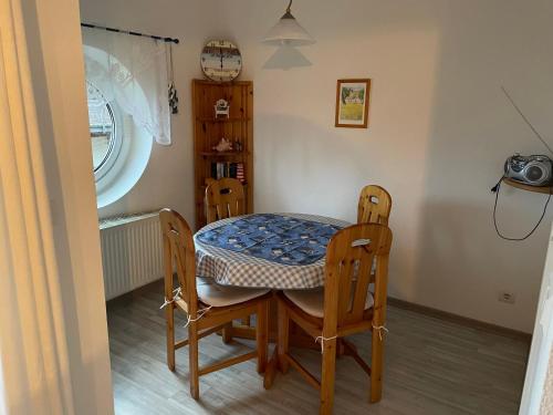 科瑟罗Seeblick Wohnung 112 mit Ostseeblick的一间带桌椅的用餐室