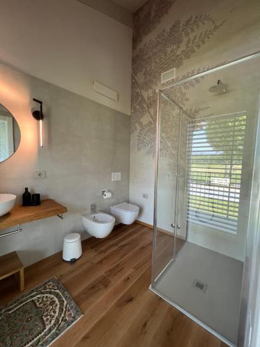 库尼奥Casa Vola Bisalta的一间带两个盥洗盆和淋浴的浴室