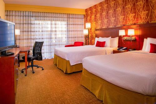 马纳萨斯万怡马纳萨斯战地公园酒店的酒店客房设有两张床和一台平面电视。