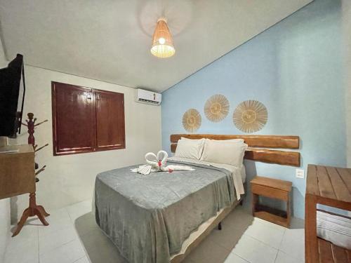 雅帕拉廷加Bangalos do Pontal的一间卧室配有一张蓝色墙壁的床