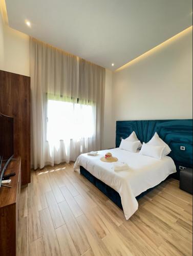 Oulad MazougVilla Jne Marrakech的卧室设有一张白色大床和一扇窗户。