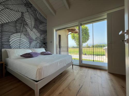 库尼奥CASA VOLA的一间卧室设有一张床和一个大窗户