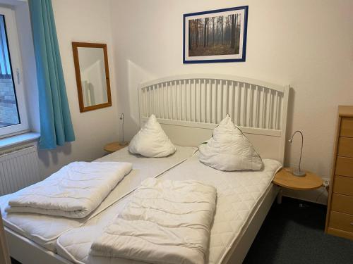科瑟罗Seeblick Wohnung 115的卧室内的两张床和枕头