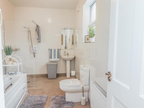 恩尼斯Meadow View的白色的浴室设有卫生间和水槽。