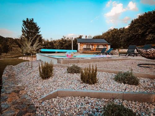 ŠentjernejHoliday House Sunset Spa的后院设有游泳池和凉亭