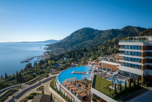 贝尼蔡斯Angsana Corfu Resort & Spa的享有酒店和水景