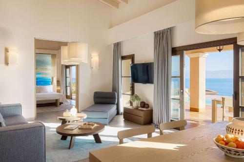 贝尼蔡斯Angsana Corfu Resort & Spa的客厅配有沙发和桌子