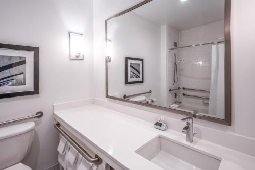 圣何塞圣何塞阿洛弗特库珀提诺酒店的白色的浴室设有水槽和镜子
