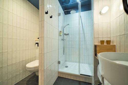 塞尔奈greet hotel Cernay Mulhouse的带淋浴、卫生间和盥洗盆的浴室