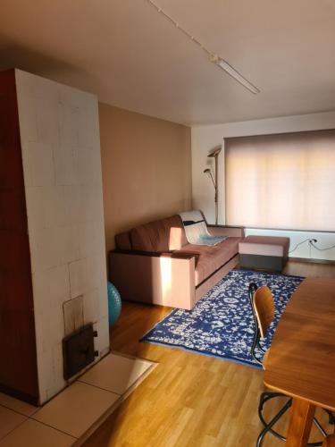 沃鲁Apartment Võru vanalinnas的客厅配有床和桌子