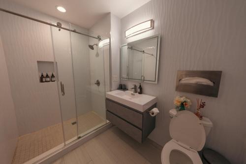 洛杉矶Stunning View Hollywood Hills Guest House的浴室配有卫生间、盥洗盆和淋浴。