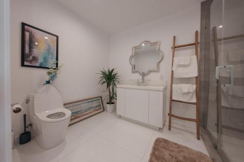 洛杉矶Exclusive Hillside Hideaway-Private Room的白色的浴室设有卫生间和镜子