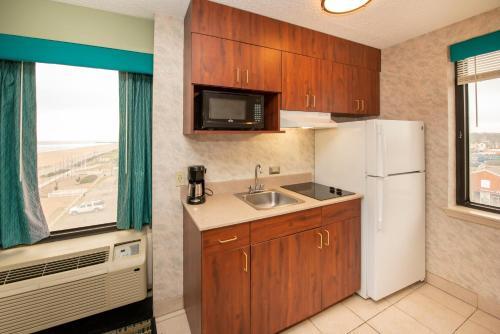 弗吉尼亚海滩碎浪度假酒店的厨房配有水槽和白色冰箱