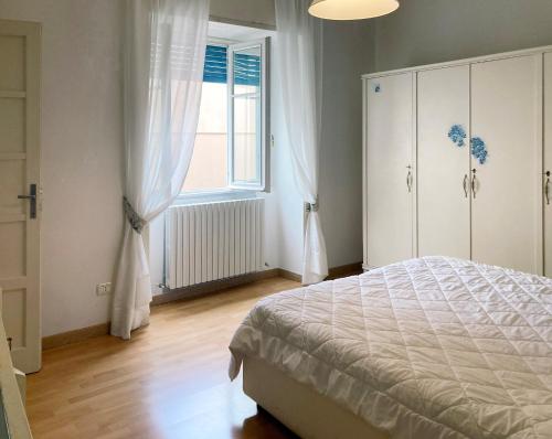 曼德洛德拉廖Mandello Riva Granda的一间卧室设有一张床和一个大窗户