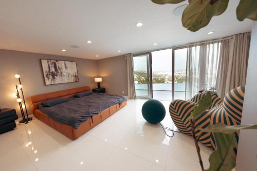 洛杉矶Vista Bliss Retreat-Private Room的一间带橙色床的卧室和一间客厅