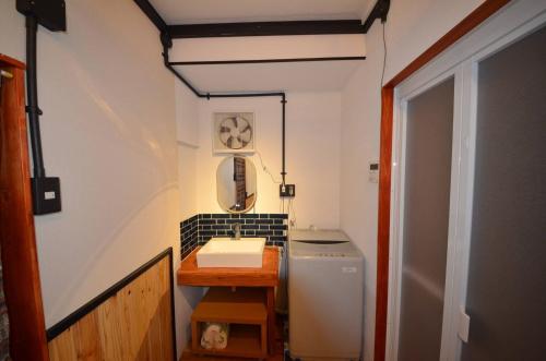 那霸GRANDPA'S HOUSE Barchanchi - Vacation STAY 53569v的一间带水槽和卫生间的小浴室