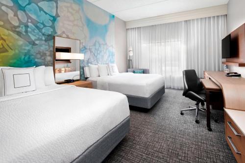 博林格林保龄格林会展中心万怡酒店的酒店客房配有两张床和一张书桌
