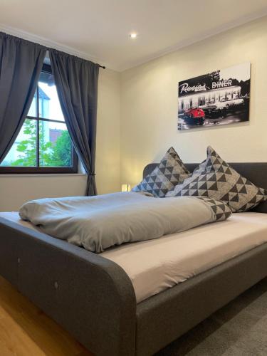 DissenModerne Ferienwohnungen in Dissen的卧室内的一张带两个枕头的床