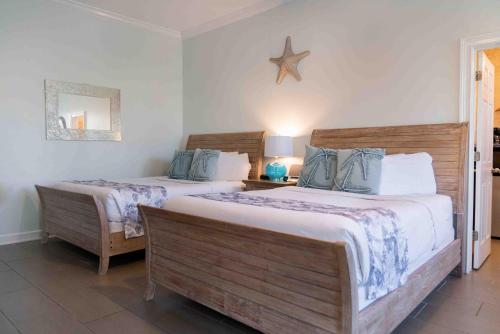 基韦斯特Southernmost Point Guest House & Garden Bar的卧室配有两张床,墙上有一星星星。