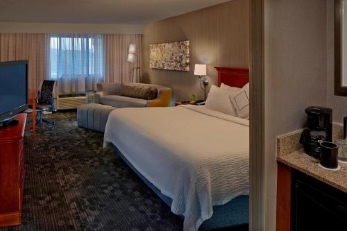 克伦威尔克伦威尔哈特福德万怡酒店的酒店客房设有床和客厅。