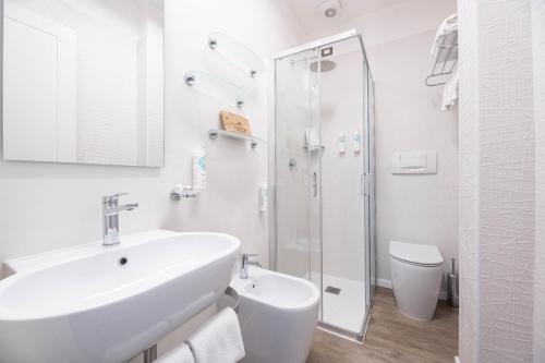 坎普码头瑞瓦德尔索酒店的白色的浴室设有水槽和淋浴。
