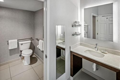 安克雷奇Residence Inn by Marriott Anchorage Midtown的白色的浴室设有卫生间和水槽。