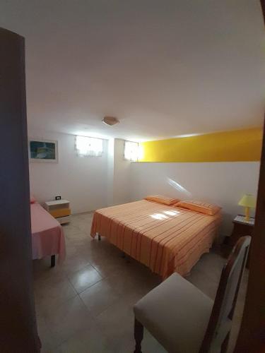 科尔萨诺Casa vacanze di Anna的一间卧室设有一张床和黄色的墙壁